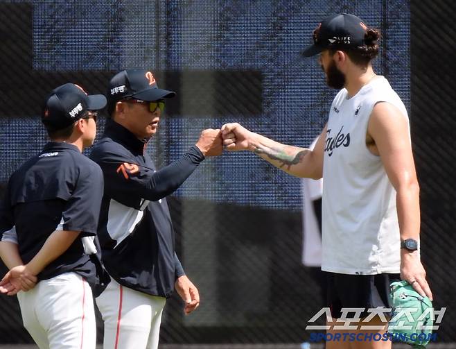 1일 대전 한화생명볼파크. 훈련을 마친 폰세가 양상문 코치와 주먹을 맞대고 있다. 대전=정재근 기자