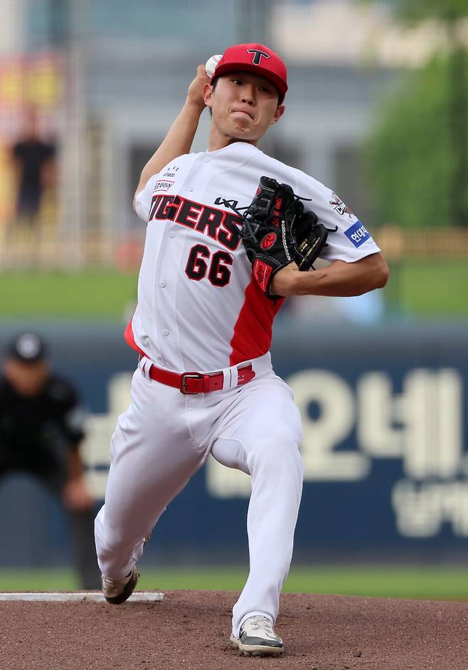 투구하는 이도현
(광주=연합뉴스) 조남수 기자 = 2일 광주기아챔피언스필드에서 열린 프로야구 SSG 랜더스와 KIA 타이거즈의 경기. KIA 선발투수 이도현이 1회에 투구하고 있다. 2025.7.2
iso64@yna.co.kr
(끝)
<저작권자(c) 연합뉴스, 무단 전재-재배포, AI 학습 및 활용 금지>