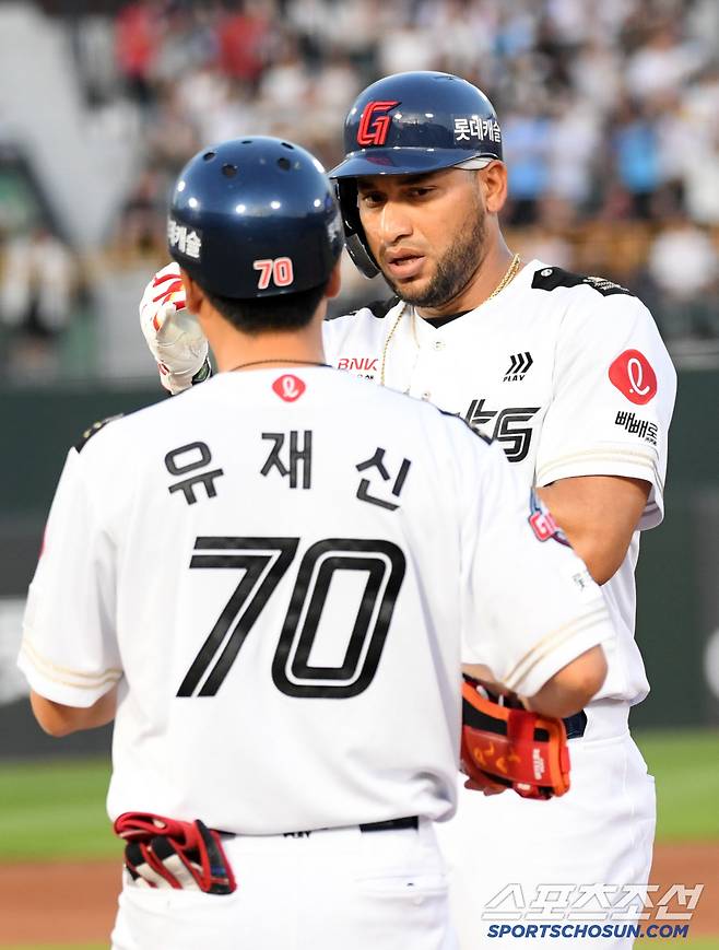 2일 부산 사직구장에서 열린 롯데 자이언츠와 LG 트윈스의 경기. 4회말 1사 롯데 감보아가 안타를 날린 뒤 환호하고 있다. 부산=박재만 기자 pjm@sportschosun.com/2025.07.02/