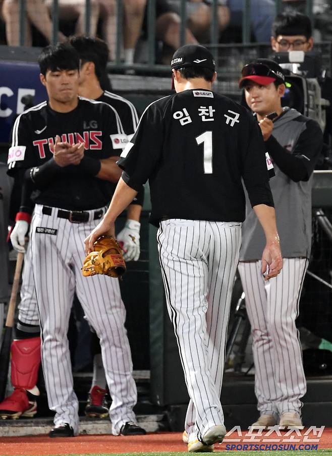 2일 부산 사직구장에서 열린 롯데 자이언츠와 LG 트윈스의 경기. LG 선발 임찬규가 마운드에서 내려오고 있다. 부산=박재만 기자 pjm@sportschosun.com/2025.07.02/