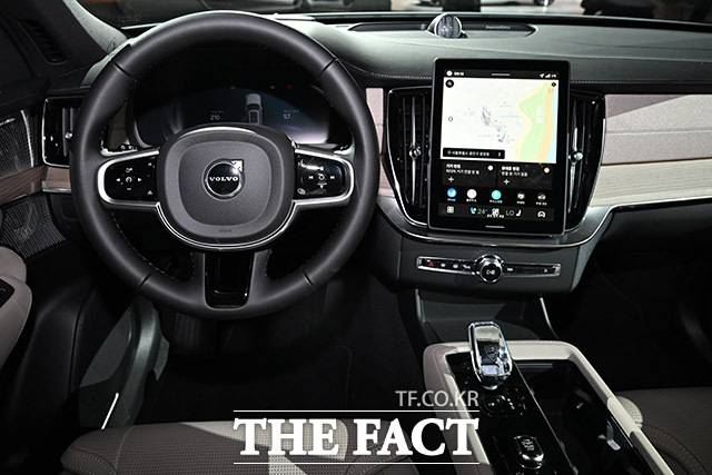 신형 모델에는 국내 수입차 최초로 네이버 웨일 브라우저가 적용됐다. 운전자는 차량 내 11.2인치 센터 디스플레이에서 유튜브, 웨이브, 티빙, 쿠팡플레이 등 주요 콘텐츠를 별도 블루투스 연결 없이 직접 이용할 수 있다. /남용희 기자