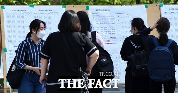 2027년부터 지방·국가직 9급 공무원 공개경쟁임용시험에서 각 과목의 출제 문항수가 기존 20문항에서 25문항으로 개편된다./더팩트 DB