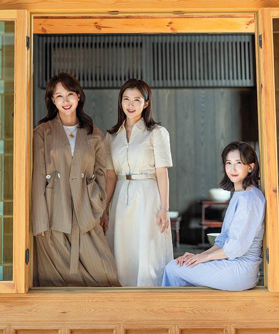 광주요 그룹의 조희경 화요 대표이사,&nbsp;조윤경 가온소사이어티 대표이사,&nbsp;조윤민 광주요 전무(왼쪽부터).