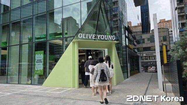 2일 공식 개점한 올리브영 센트럴 강남타운점으로 고객들이 입장하고 있다.