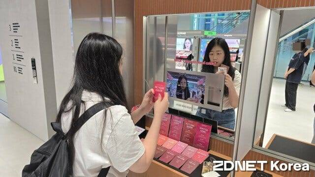 기자가 2일 올리브영 센트럴 강남타운점에서 퍼스널 컬러 진단을 체험하는 모습.