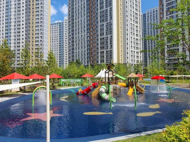 시흥 가온공원의 체험형 물놀이장. 시흥시는 12일부터 관내 18곳의 물놀이장을 시민들에게 무료 개방한다. 시흥시 제공