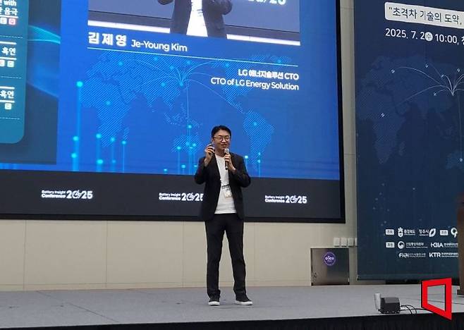 2일 오전 10시30분께 김제영 LG에너지솔루션 최고기술책임자(CTO) 전무는 충북 청주 오스코에서 열린 '배터리 인사이트 컨퍼런스 2025'에서 LG에너지솔루션의 미래 전략에 대해 설명했다. 심성아 기자