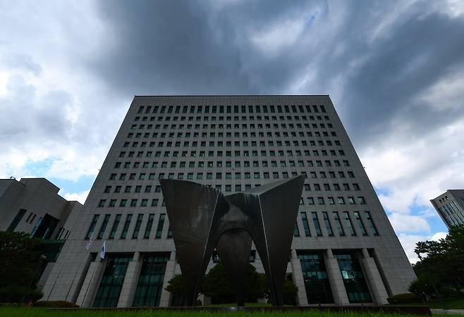 심우정 검찰총장이 사의를 표명한 1일 서울 서초구 대검찰청 하늘에 먹구름이 끼어 있다./뉴시스