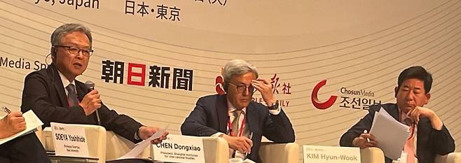 1일 일본 도쿄에서 열린 ‘한·중·일 3국 협력 국제포럼’에서 소에야 요시히데 게이오대 교수, 천둥샤오 상하이 국제문제연구소 수석 연구원, 김현욱 세종연구소 소장(왼쪽부터)이 토론하고 있다./성호철 특파원