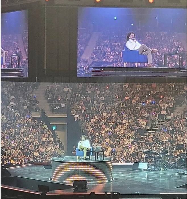 김어준씨가 인천 영종도의 한 리조트 공연장에서 열린 콘서트에서 무대 중앙에 앉아 있다./유튜브