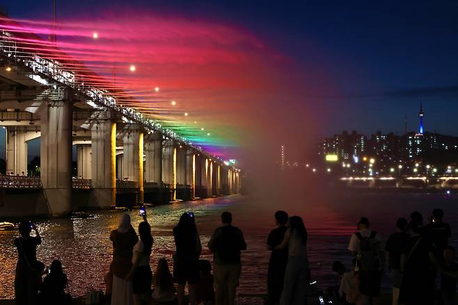 지난달 29일 서울 반포 한강공원에서 시민들이 달빛무지개 분수를 감상하고 있다. / 장경식 기자