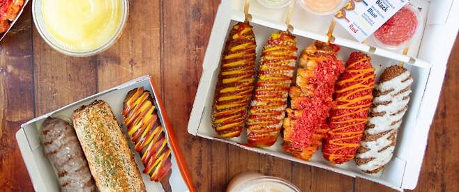 한국식 핫도그를 파는 미국의 프랜차이즈 음식점 '투 핸드 콘도그(Two hands Corn dongs)'. /투 핸드 콘도그 홈페이지