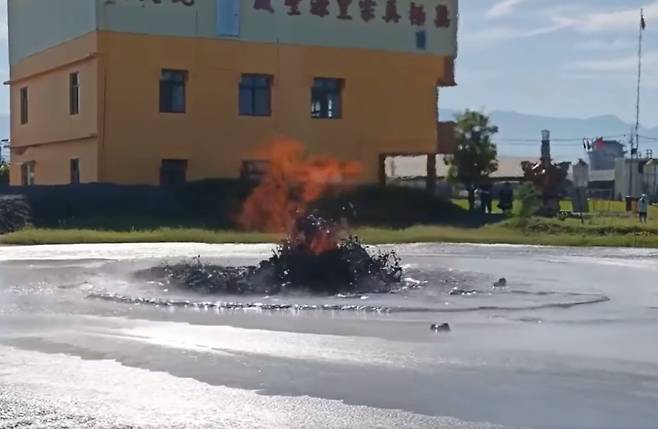 대만의 한 사찰 근처에서 진흙 화산(이화산)이 폭발한 모습. /레딧