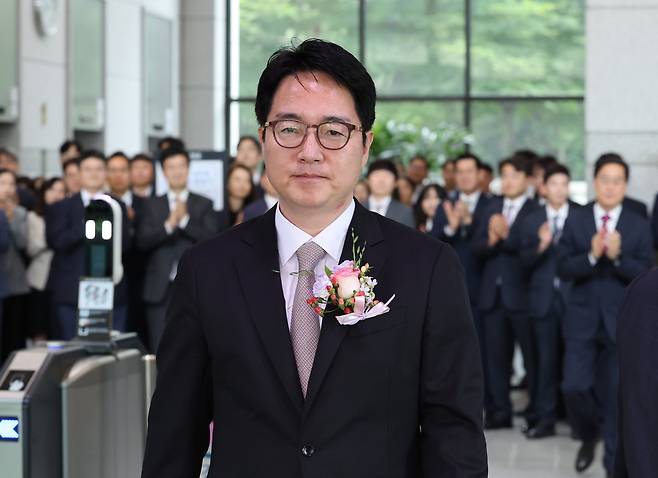 심우정 검찰총장이 2일 서울 서초구 대검찰청에서 퇴임식을 마친 뒤 청사를 나서고 있다. /연합뉴스