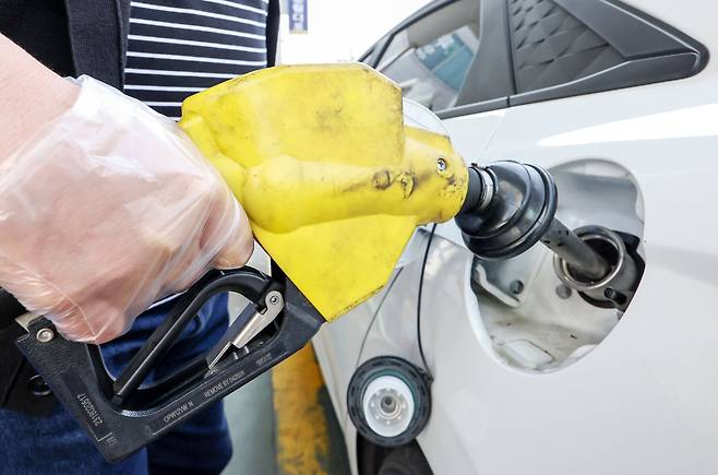 차량 주유 모습. /뉴스1