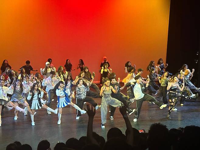 지난달 30일 미국 뉴욕에서 열린 'K팝 페스티벌 & 넥스트 제너레이션'에 참가한 글로벌 지원자들이 공연을 펼치는 모습./윤주헌 특파원