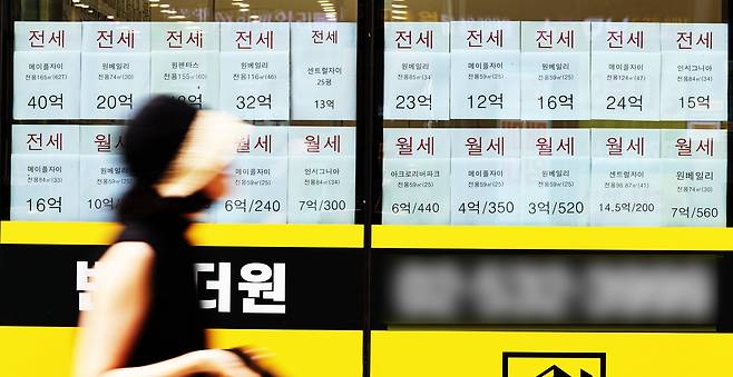 서울 시내의 한 공인중개사무소에 전·월세 안내문이 붙여져 있다. /뉴스1