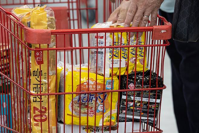 서울 시내의 한 대형마트에서 한 관광객이 라면을 카트에 담고 있다. /뉴스1