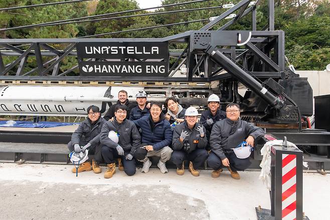 우나스텔라는 자체 개발한 우나 익스프레스 1호기 시험 발사를 앞두고 두 달간 전 직원이 전남 고흥군 봉래면에 내려가 발사 준비에 매달렸다./우나스텔라