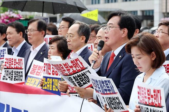송언석 국민의힘 당대표 권한대행 겸 원내대표가 1일 오전 서울 용산구 대통령실 앞에서 열린 국민의힘 현장 의원총회에서 규탄 발언을 하고 있다. ⓒ데일리안 홍금표 기자