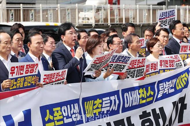 송언석 국민의힘 당대표 권한대행 겸 원내대표가 1일 오전 서울 용산구 대통령실 앞에서 열린 국민의힘 현장 의원총회에서 규탄 발언을 하고 있다. ⓒ데일리안 홍금표 기자