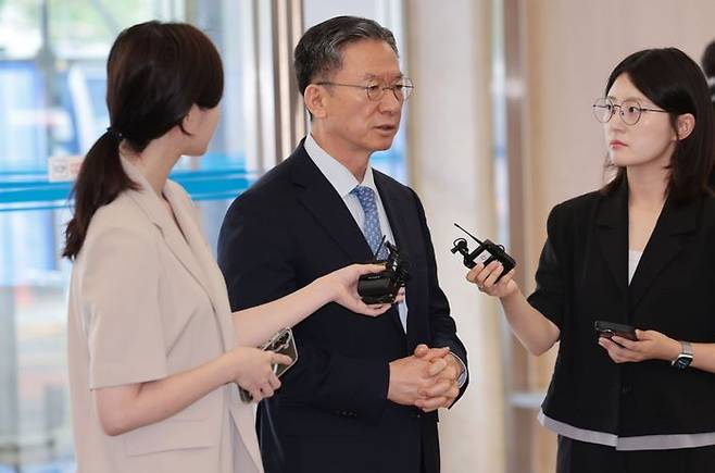 정성호 법무부 장관 후보자가 1일 서울 종로구 적선동에 마련된 인사청문회 준비 사무실로 출근하며 취재진 질문에 답하고 있다. ⓒ연합뉴스