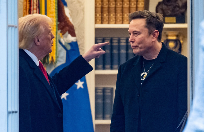 도널드 트럼프(왼쪽) 미국 대통령과 일론 머스크 테슬라 최고경영자(CEO)가 지난 3월 플로리다주 팜비치에서 이야기를 나누고 있다. ⓒAP/연합뉴스