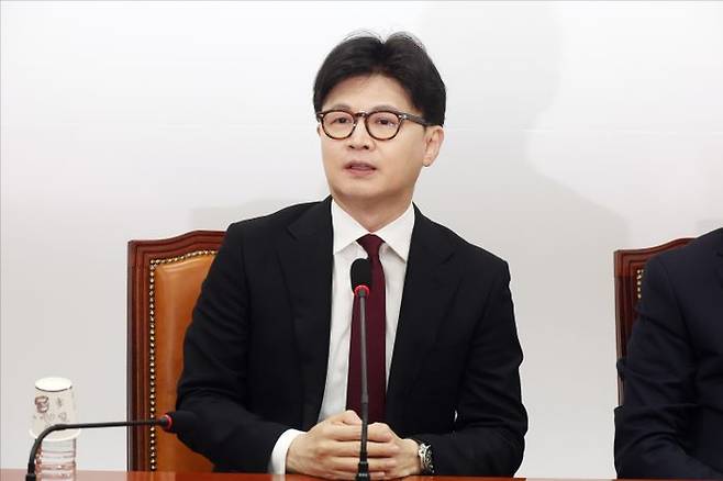 한동훈 국민의힘 전 대표가 10일 오후 서울 여의도 국회에서 권영세 국민의힘 비상대책위원장을 만나 인사말을 하고 있다. ⓒ데일리안 홍금표 기자