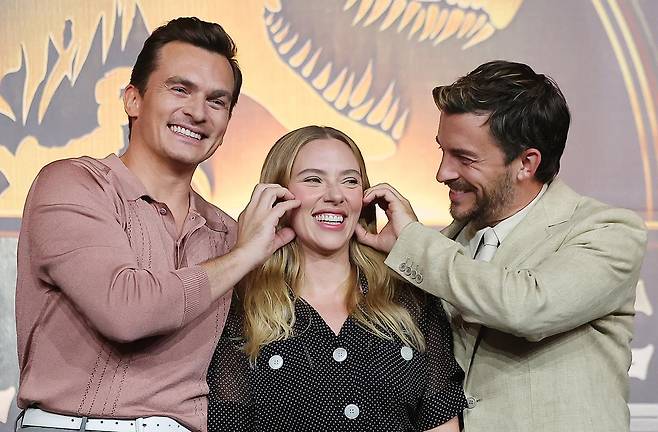 영화 ‘쥬라기 월드: 새로운 시작’의 주연을 맡은 배우 루퍼트 프렌드, 스칼릿 조핸슨, 조너선 베일리(왼쪽부터). 이들은 거대 공룡의 DNA를 채취하라는 미션을 받고 공룡을 쫓는 역을 맡았다. 뉴스1