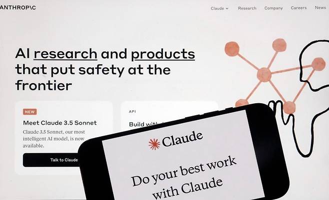 미국 AI 스타트업 앤트로픽은 AI 모델 클로드 학습을 위해 불법복제 사이트를 통해 700만권의 책을 확보했던 것이 드러났다. 다만 이게 문제가 될 수 있다고 보고, 나중엔 종이책을 직접 사서 모든 페이지를 일일이 스캔한 뒤 이를 AI 학습 데이터로 사용하는 방식으로 전환했다. 미국 1심 재판소는 앤트로픽이 저자 허락 없이 책을 AI 학습 데이터로 쓴 자체는 저작권 침해가 아니라고 판결했다. 대신 과거에 700만권을 불법복제 사이트에서 내려받은 것과 관련해선 별도 재판을 열기로 했다. AP 뉴시스