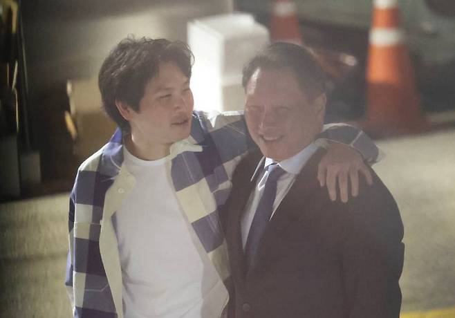 지난해 6월 서울 강남구 신사동 길거리에서 최태원 SK그룹 회장과 장남 최인근 씨의 모습이 포착됐다. ‘디시인사이드’ 캡처