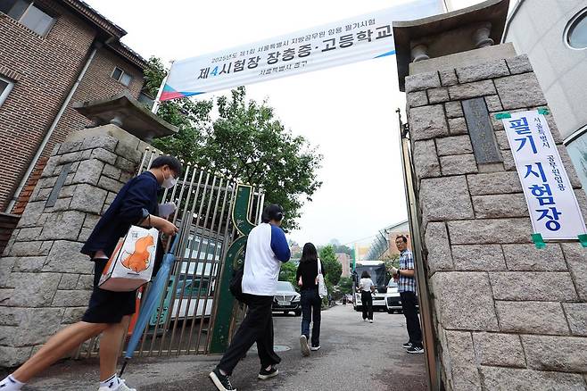 2025년 지방공무원 9급 공·경채 필기시험이 치러진  서울 중구 장충중·고등학교로 응시생들이 들어가고 있다. 2025.6.21 뉴스1