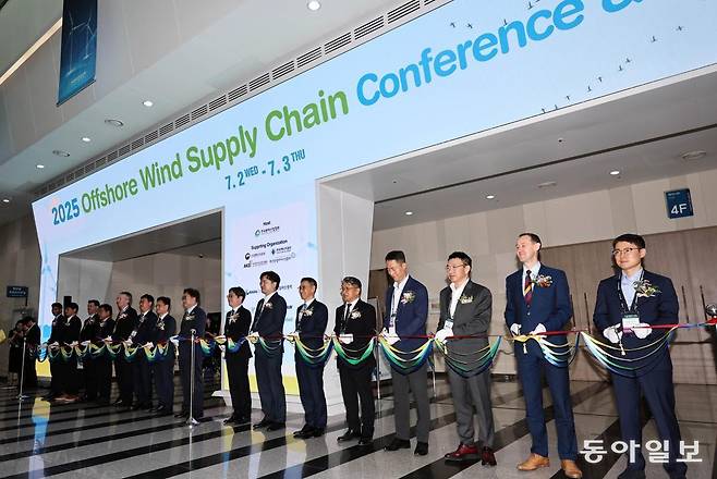 우원식 국회의장,  이호현 산업통상자원부 2차관, 김형근 한국풍력산업협회장, 토니 클램슨&nbsp;주한영국대사관 국제통상부 참사관 등이 개막식에서 테이프 커팅을 하고 있다.