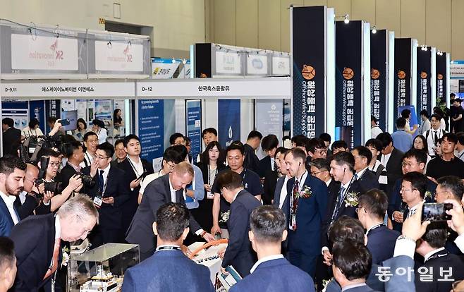 ‘2025 해상풍력 공급망 컨퍼런스 전시회’가 업계 관계자들로 북적이고 있다.