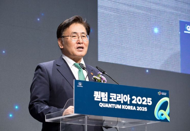 유상임 과학기술정보통신부 장관이 지난달 24일 서울 서초구 aT센터에서 열린 ‘퀀텀 코리아 2025’ 행사에서 환영사를 하고 있다. 연합뉴스 제공