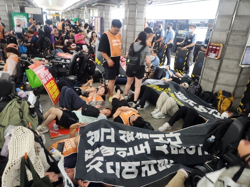전국장애인차별철폐연대(전장연) 다이인(die-in) 시위   [연합뉴스]