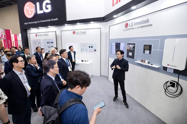‘나노코리아 2025’ 에 참가한 LG전자가 나노분야 관련 대표기술 성과와 지속 가능한 소재개발 기술에 대해 소개하고 있다.  과기정통부 제공