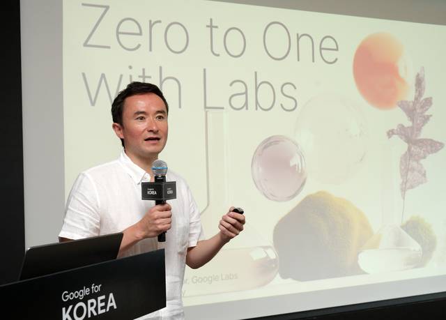 사이먼 토쿠미네 구글 랩스 디렉터가 2일 서울 역삼동 조선 팰리스 호텔에서 열린 '구글 포 코리아 2025' 기자간담회에서 발표하고 있다. 구글 제공