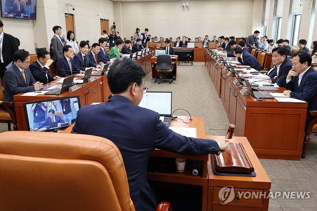 지난 1일 서울 여의도 국회에서 송언석 기획재정위원장이 전체회의를 개회하고 있다. 이날 회의에서 정부가 7년 이상 연체된 5000만원 이하 소액 채무자들의 채무를 탕감해주는 정책을 놓고 여야 공방이 벌어졌다. 연합뉴스