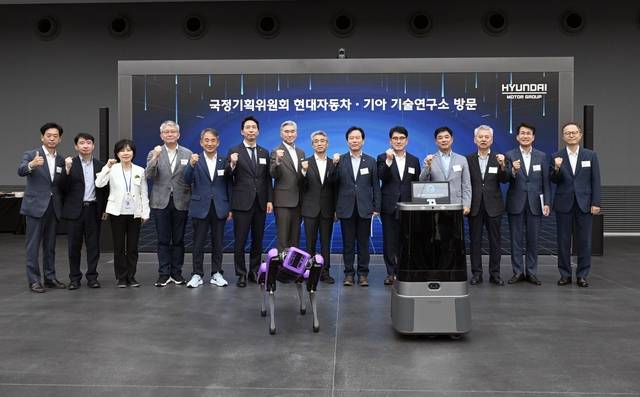 대통령직속 국정기획위원회 정태호 경제1분과장 등이 2일 자율주행차 제조 현황 점검 등을 위해 경기도 화성시 현대자동차그룹 남양연구소를 방문한 가운데 단체사진을 촬영하고 있다.<국정기회위원회 제공>