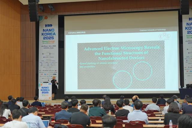 에바 올슨 스웨덴 찰머스 공과대학교 교수가 2일 경기 고양시 킨텍스에서 열린 ‘나노코리아 2025’ 에서 기조 강연을 진행하고 있다. 주최 측 제공.