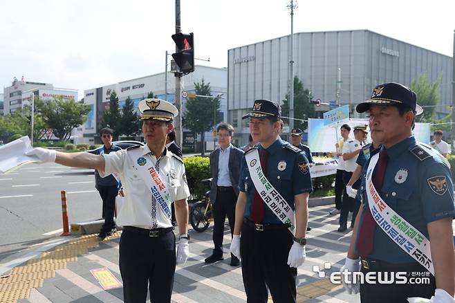 대구경찰청이 2일 기초질서 확립 캠페인을 벌이고 있다.