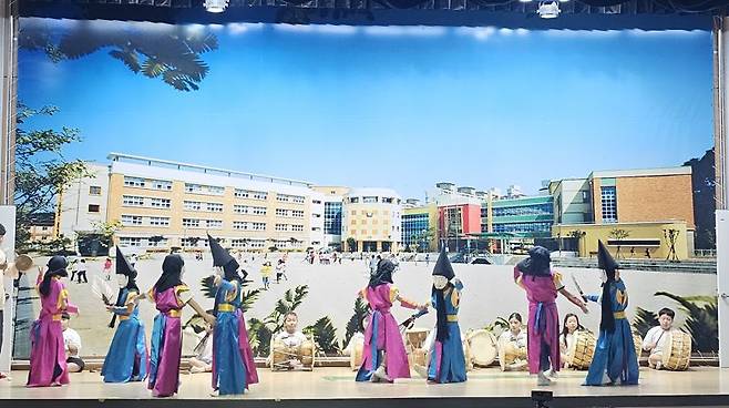 강릉시 K-인성(문향·예향) 미래 인재 맞춤형 교육인 '강릉단오제 新나게, 利롭게’ 사업이 결실을 맺고 있는 가운데 2일 명주초에서 맞춤형 교육의 일환으로 강릉관노가면극 발표회가 열렸다. 강릉시 제공