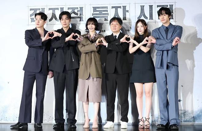 배우 신승호(왼쪽부터)와 이민호, 나나, 김병우 감독, 채수빈, 안효섭 뉴스1