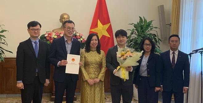 파이낸셜뉴스 동남아본부 대표사무소 인가증 수여식이 2일 베트남 하노이 외교부청사에서 개최됐다. 레티투항 베트남 외교부 차관(왼쪽 세번째) 주재로 열린 인가증 수여식에서 장호승 주베트남 대사관 총영사(왼쪽 첫번째), 김관웅 파이낸셜뉴스 동남아본부장(왼쪽 두번째), 김준석 특파원(왼쪽 네번째)이 기념촬영을 하고 있다. 사진=부 튀 띠엔 통신원