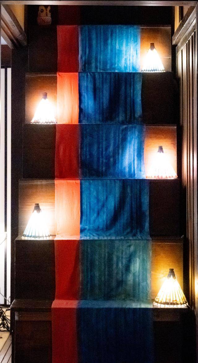 미마시 와키마치 요시노 가옥 층계에 쪽빛 천이 덮여 있다.