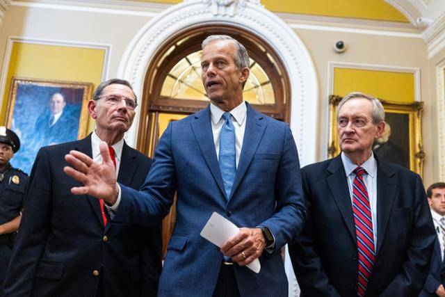 미국 공화당 연방 상원 원내대표 존 슌(가운데)이 1일 미 워싱턴 국회의사당에서 같은 당 상원의원 존 바라소(와이오밍·왼쪽), 마이크 크래포(인디애나·오른쪽)와 함께 취재진과 대화하고 있다. 이날 상원은 감세가 뼈대인 일명 ‘하나의 크고 아름다운 법안’을 통과시켰다. 워싱턴=EPA 연합뉴스