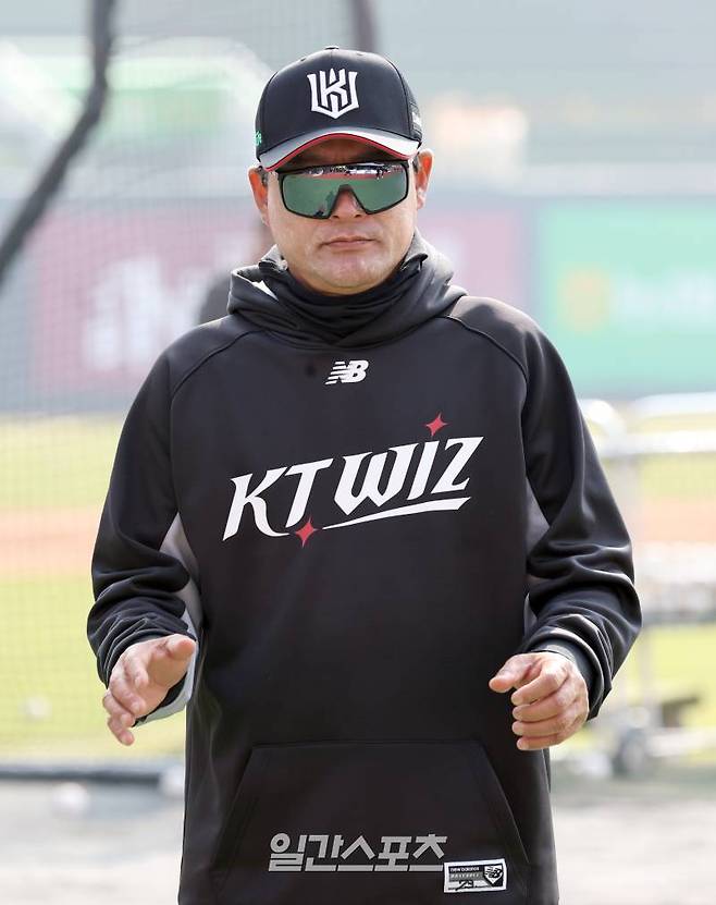 KT 이종범 코치가 10일 오후 수원 KT위즈파크에서 열리는 2025 프로야구 시범경기 키움과의 경기를 앞두고 선수들의 훈련을 지켜보고있다. 수원=정시종 기자 capa@edaily.co.kr /2025.03.10.