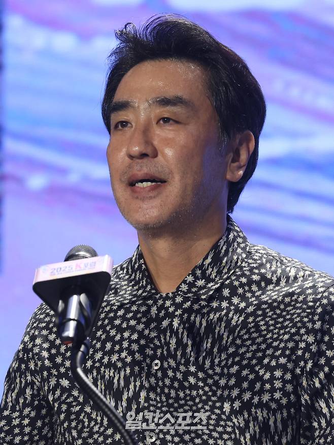 일간스포츠와 이코노미스트가 공동 주최하는 '2025 K포럼'이 2일 서울 용산구 서울드래곤시티 그랜드볼룸에서 열렸다. 배우 류승룡이 축사를 하고 있다. 올해로 3회째를 맞은 K포럼은 ‘다시 쓰는 K스토리’를 주제로, 글로벌 시장에서 각광받고 있는 K콘텐츠와 K브랜드의 과거와 현재를 되짚어보고 미래를 이야기하며 지속 가능한 ‘K’를 위해 합리적 방안과 전략을 모색하는 자리가 마련됐다. [2025 K포럼] 서병수 기자 qudtn@edaily.co.kr /2025.07.02/