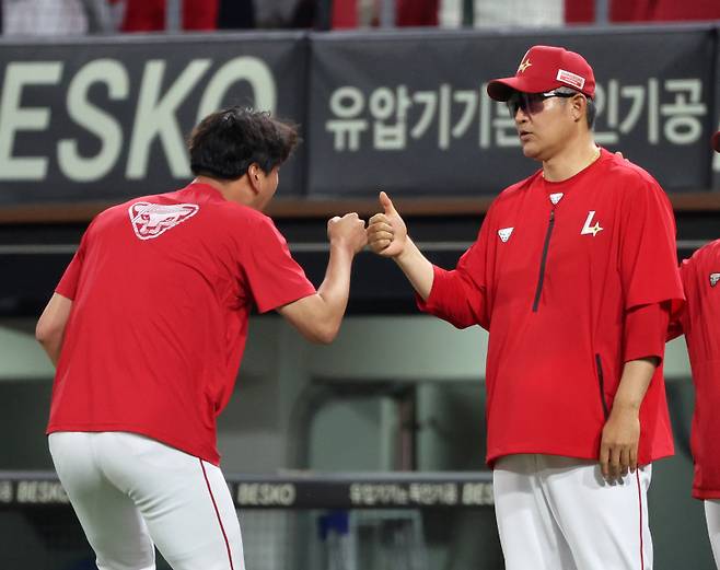 <yonhap photo-6214="">2일 광주기아챔피언스필드에서 열린 프로야구 SSG 랜더스와 KIA 타이거즈의 경기. SSG 승리투수 김광현이 경기를 마치고 이숭용 감독과 하이파이브 하고 있다. 2025.7.2 [연합뉴스]</yonhap>